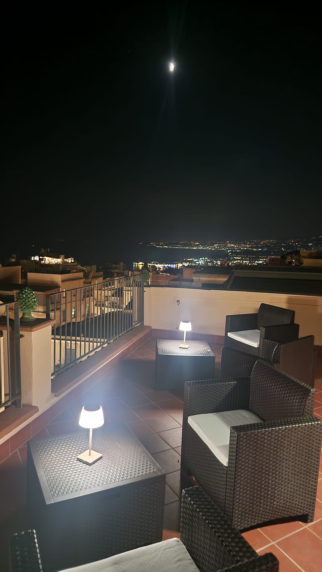 Terrazza illuminata di sera